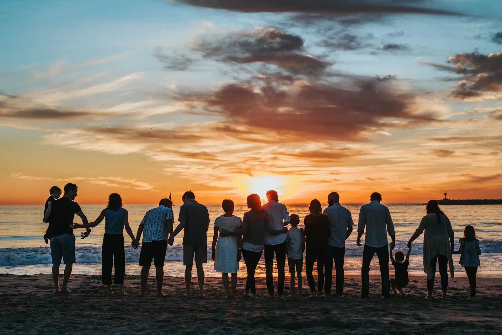 Gün batımında mutlu aile